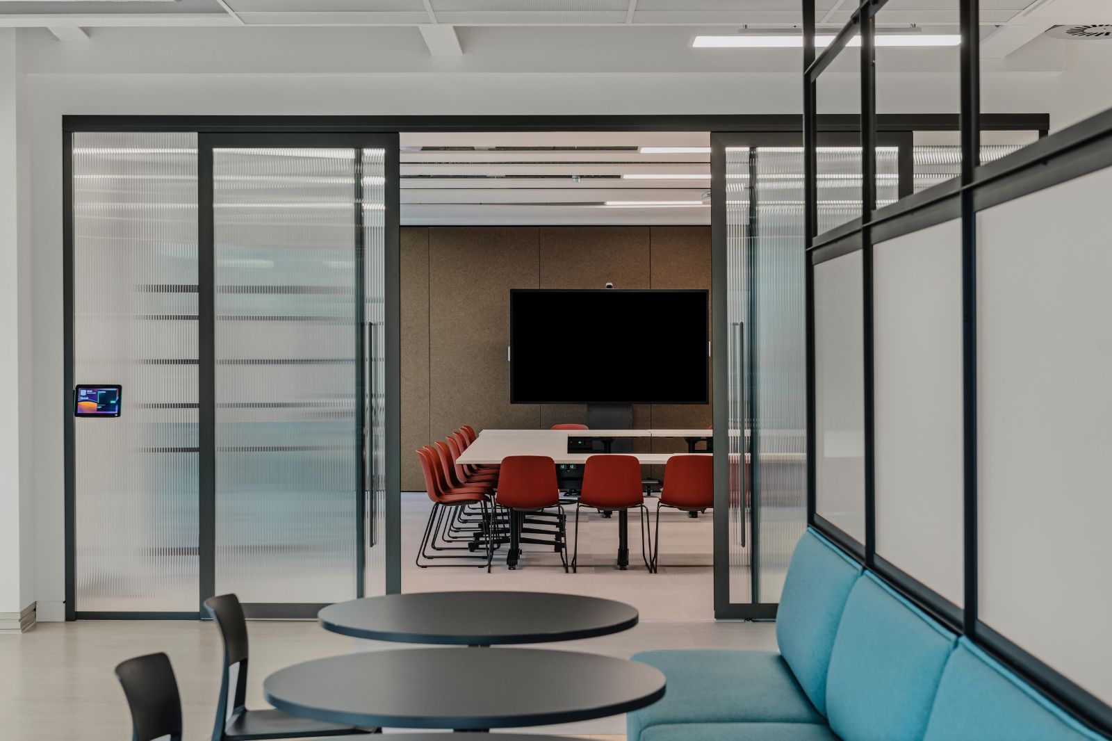Concept25 glazed partition detailing within a contemporary interior.